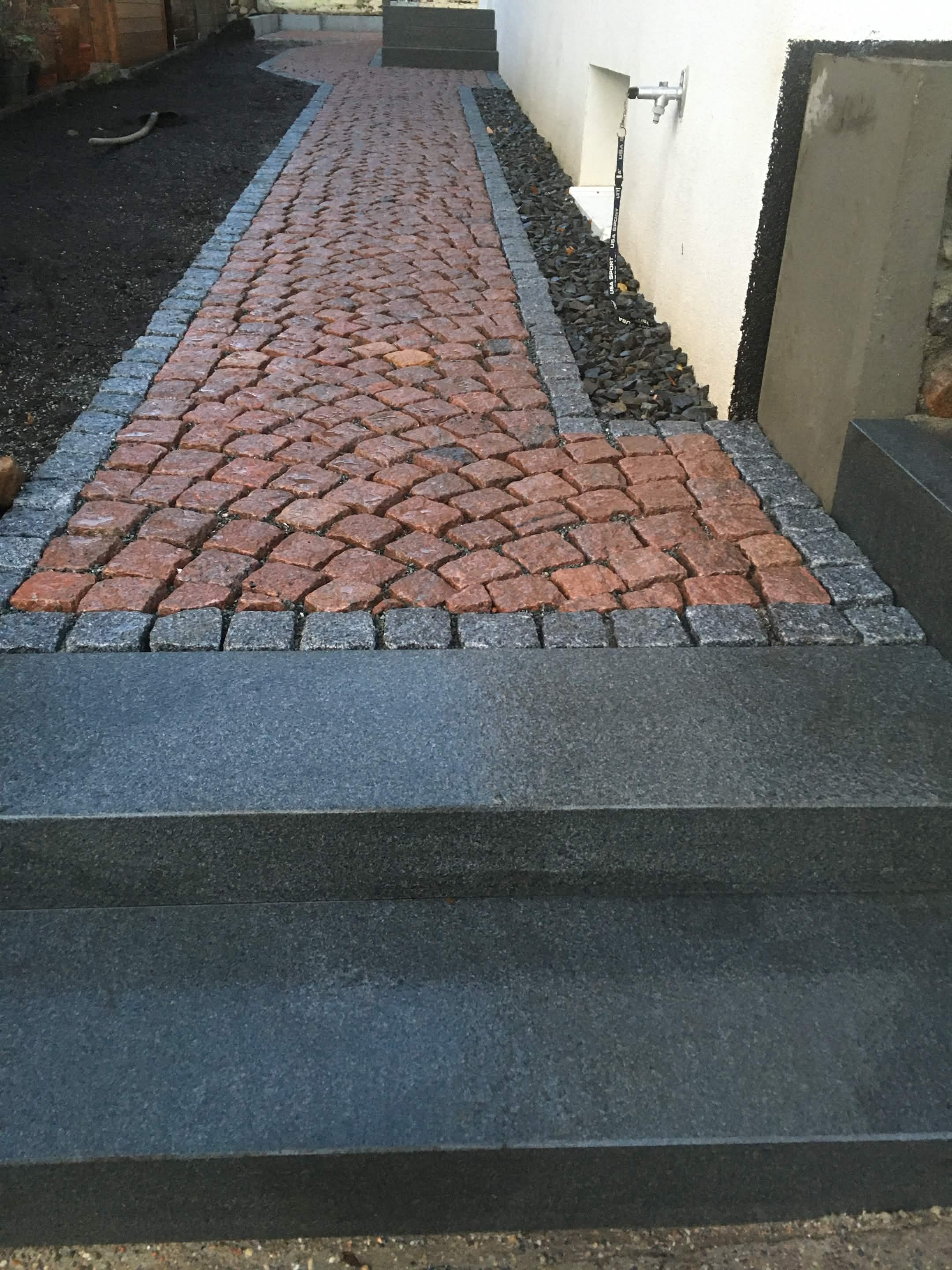 Roter Granit-Pflasterweg im Garten