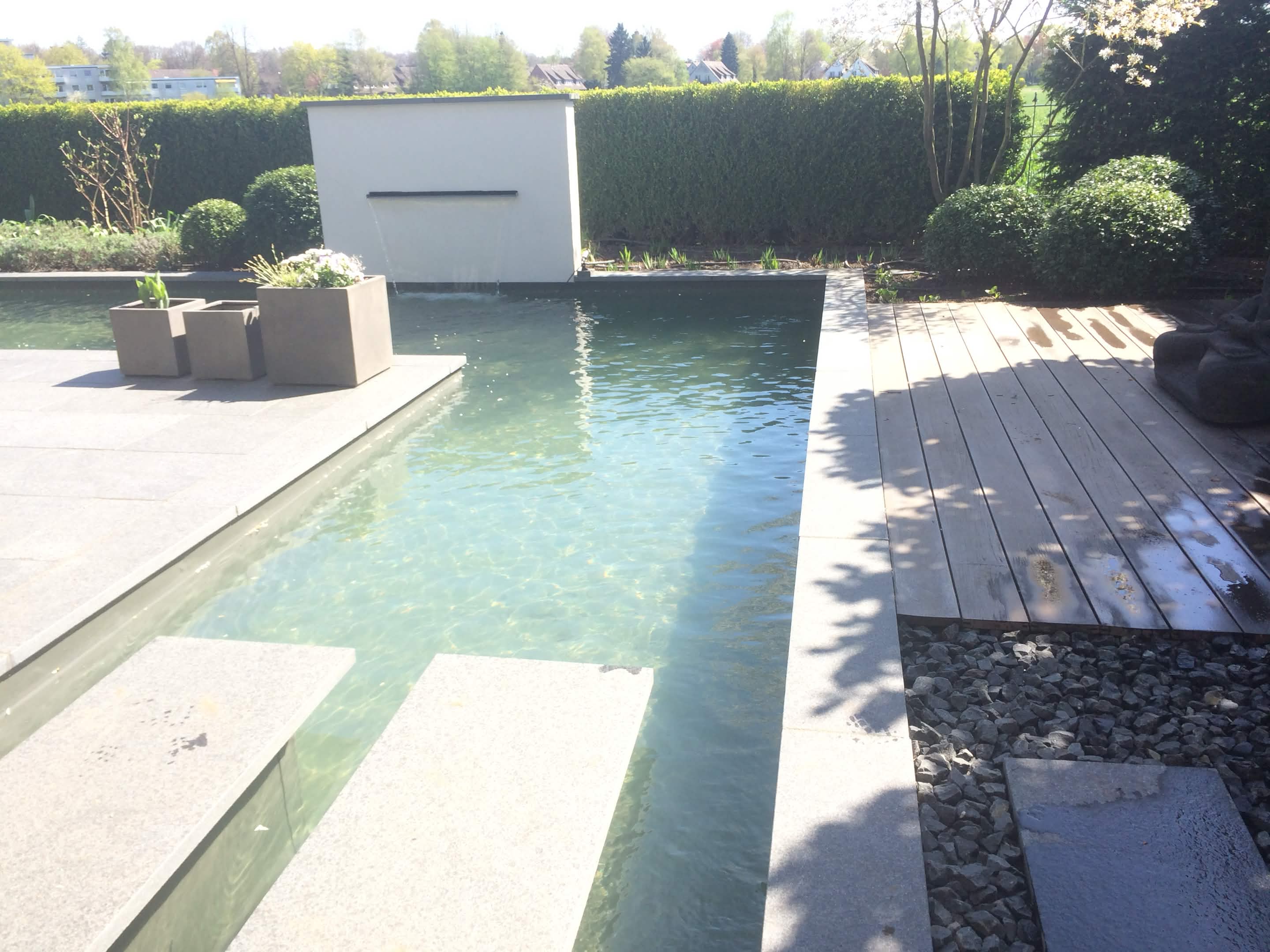 Moderne Pool-Anlage mit Natursteinrand
