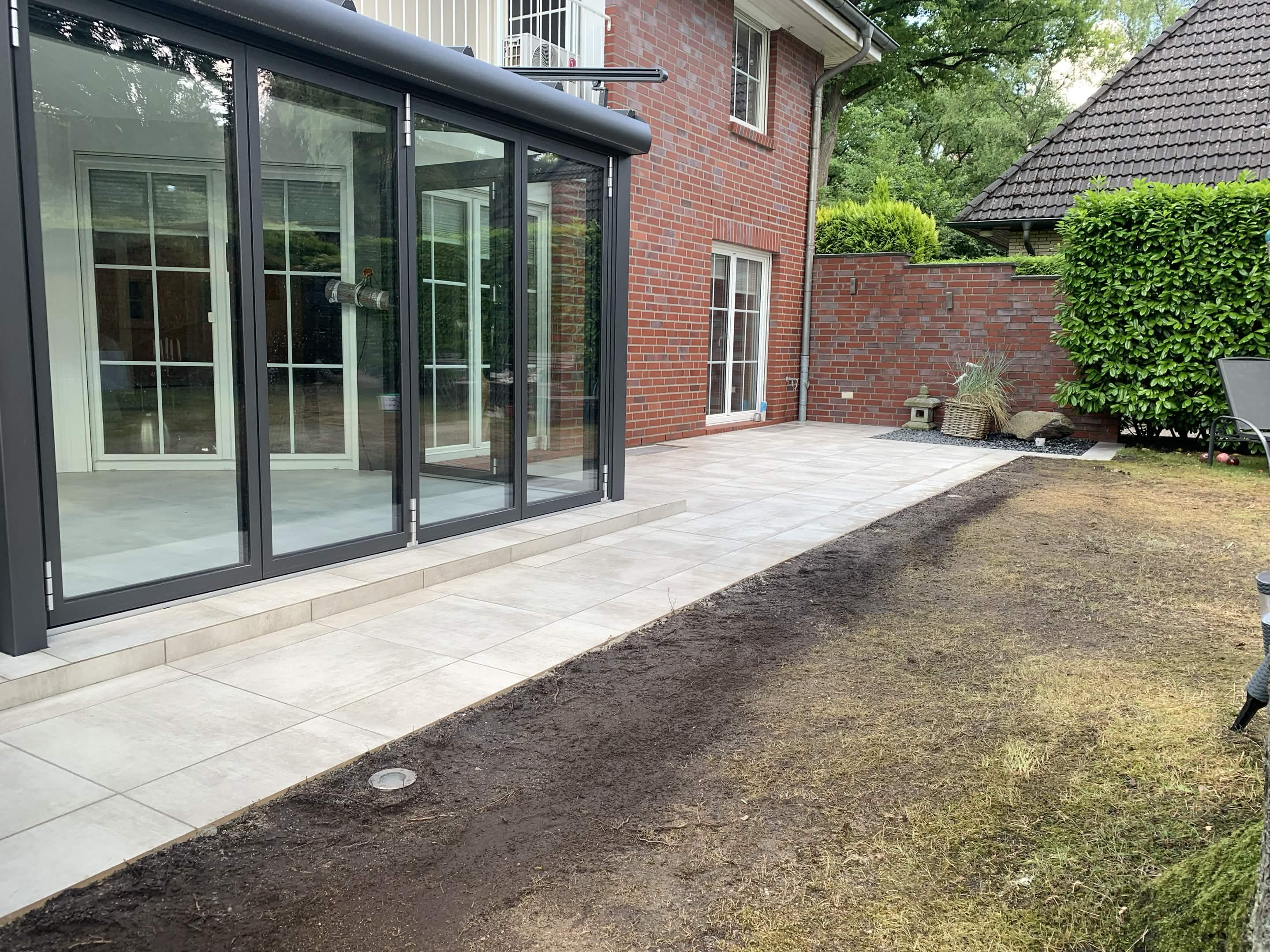 Terrasse mit Übergang zum Wintergarten