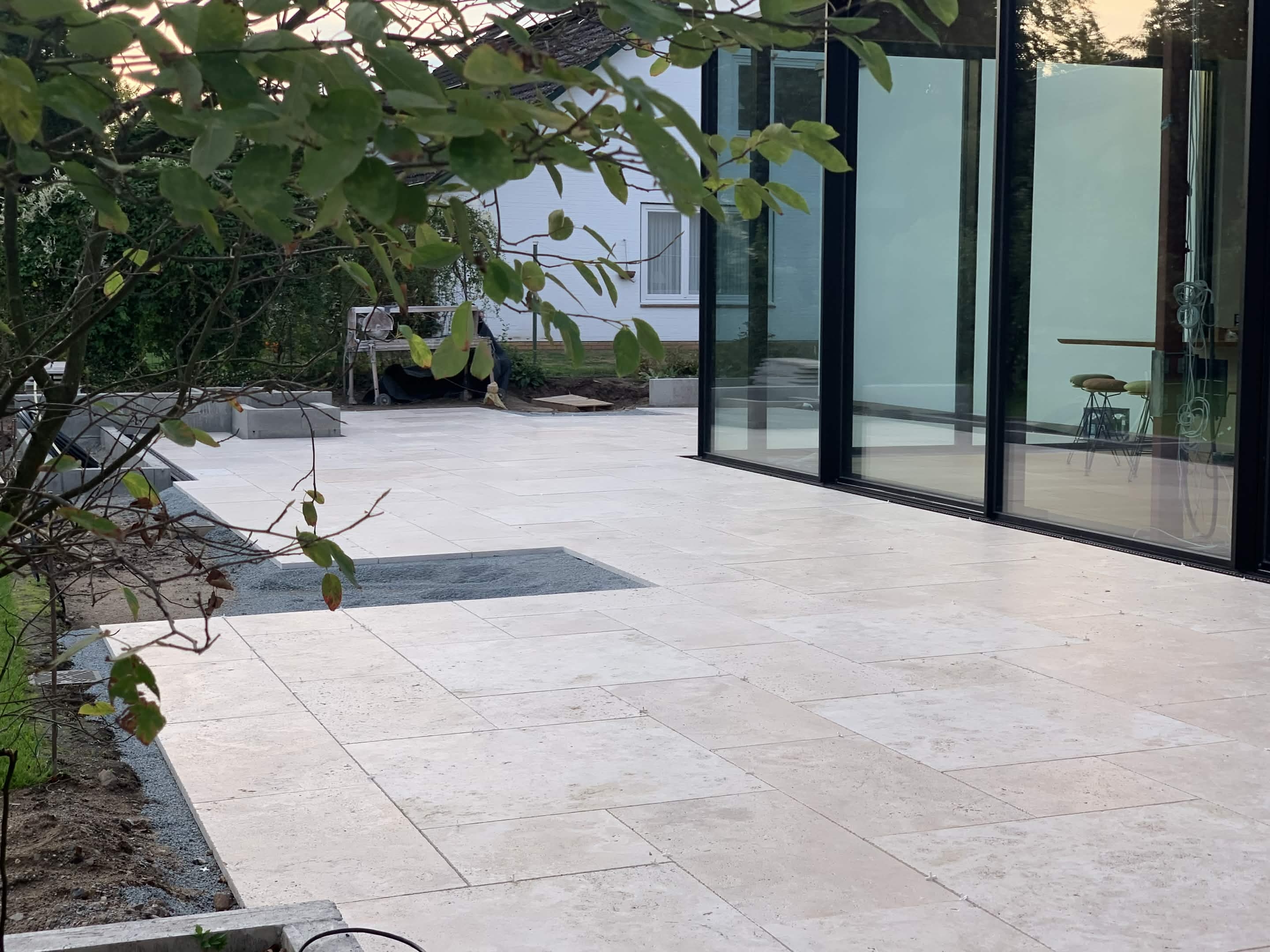 Elegante Travertin-Terrasse