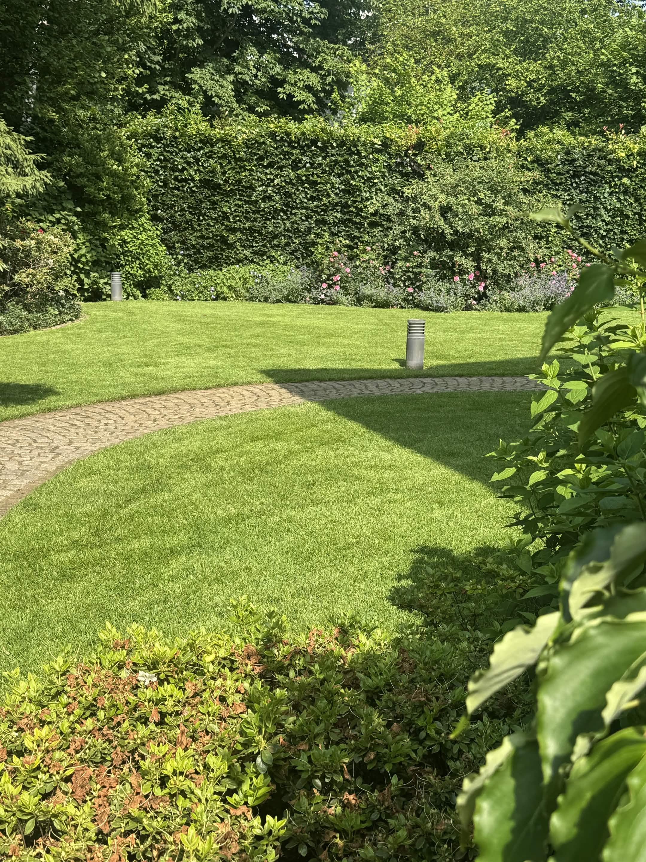 Englischer Rasen mit Pollerleuchten